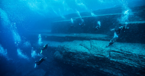 Cầu thang khổng lồ ở nơi đây đã được xây dựng từ 1 loạt các lớp đá cao 1m, giống như bậc thang kim tự tháp. Bởi vậy, người dân địa phương luôn cho rằng đây là 1 công trình khổng lồ như kim tự tháp dưới đáy biển có thể do người ngoài hành tinh xây dựng.