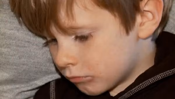 Cậu đáp lại “Vâng, nhưng con đã bị chết và con không muốn nghĩ về điều đó, điều đó làm con buồn” . Cậu nói rằng cậu nhớ mình đã chết trong một vụ hỏa hoạn, rằng cậu đã nhảy ra khỏi cửa sổ để thoát khỏi đám cháy.