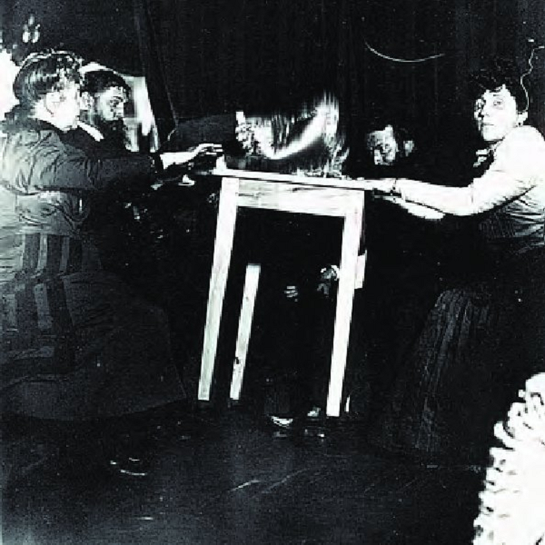 Buổi gặp gỡ đầu tiên diễn ra năm 1905 không chỉ với vợ chồng Curie mà còn có các nhà khoa học khác như Charles Richet, Henri Bergson, Jacque-Arsene d'Arsonval, William Crookes, Jean Perrin, Louis Geroges Gouy, và Paul Langevin.