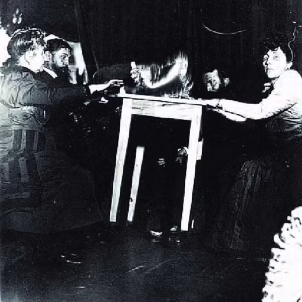 Buổi gặp gỡ đầu tiên diễn ra năm 1905 không chỉ với vợ chồng Curie mà còn có các nhà khoa học khác như Charles Richet, Henri Bergson, Jacque-Arsene d'Arsonval, William Crookes, Jean Perrin, Louis Geroges Gouy, và Paul Langevin.