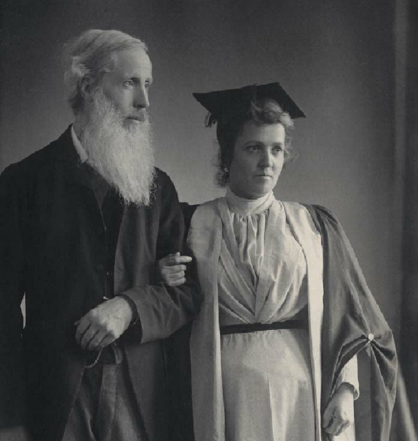 Danh tiếng của Palladino bắt đầu từ Ba Lan. Bà đến đất nước này lần đầu và ở lại từ tháng 11/1893 cho đến tháng 1/1894 theo lời mời của nhà tâm lý học Julian Ochorowicz.