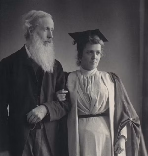 Danh tiếng của Palladino bắt đầu từ Ba Lan. Bà đến đất nước này lần đầu và ở lại từ tháng 11/1893 cho đến tháng 1/1894 theo lời mời của nhà tâm lý học Julian Ochorowicz.