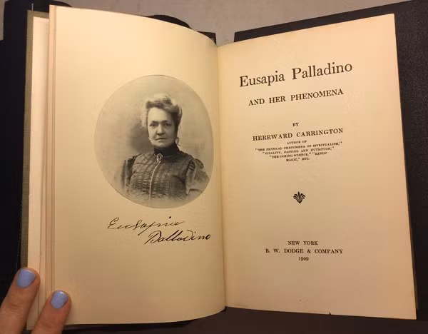 "Trong những buổi gọi hồn này, chúng tôi bố trí vài người tham dự. Chúng tôi biết rõ những người này, và không ai có thể là kẻ đồng lõa hay trợ giúp cho bà Palladino. Căn cứ duy nhất để người ta nghi ngờ, đó là bà đồng này thực chất là một nhà ảo thuật. Nhưng bạn giải thích thế nào đây, khi mà trong suốt quá trình, có người giữ tay, người giữ chân bà ấy. Và ánh sáng thì đủ để chúng ta thấy rõ mọi việc".
