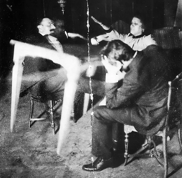 Danh tiếng từ Ba Lan đưa bà đến Anh vào năm 1895. Đây cũng là nơi lần đầu tiên bà vấp phải sự chỉ trích mạnh mẽ. Một tờ báo Anh đã thẳng thắn đòi trục xuất Palladino và cho rằng không có cơ sở khoa học nào để coi bà là người có khả năng gọi hồn.