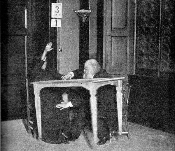 Sau này, Palladino đến Pháp và trở nên nổi tiếng tại đây. Năm 1898, nhà chiêm tinh học Eugene Antoniadi đã điều tra xem năng lực của bà có thực hay không và kết luận rằng, đó là một trò lừa đảo từ đầu đến cuối. Nhiều nhà khoa học khác cũng muốn tìm hiểu khả năng của bà. Dẫn đầu nhóm này chính là vợ chồng nhà khoa học nổi tiếng Marie Curie và Pierre Curie.