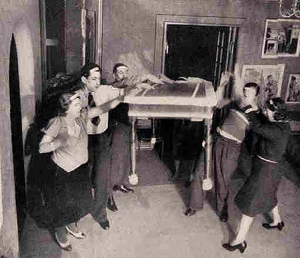 Trong quá trình giao tiếp với người chết, bà thường làm cho một chiếc bàn bay lơ lửng trong không trung. Dù vậy, những buổi gọi hồn của bà vẫn đông kín người xem, những người tin tưởng khả năng đặc biệt của bà.