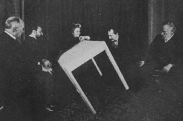 Tại đây, bà có dịp quen biết nhà văn Ba Lan Bolesław Prus. Ông đã tham dự rất nhiều buổi gọi hồn của Palladino và ca ngợi bà hết lời trên báo chí. Sau này, bà cũng chính là nguồn cảm hứng để ông viết nên cuốn tiểu thuyết Pharaoh. Lần thứ hai bà quay lại Ba Lan là vào năm 1898.