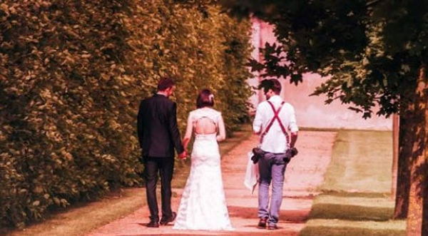 Một số bức ảnh của thế kỷ 19 và đầu thế kỷ 20 có màu sắc mặc dù nhiếp ảnh màu chỉ được hoàn thiện vào giữa thế kỷ 20. Họ đã dùng màu tô thủ công lên ảnh. Đến năm 1950, khi chụp ảnh màu ra đời thì tất nhiên xu hướng này biến mất.