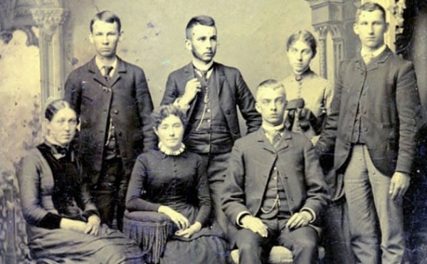 Một lý do khác là thời gian phơi sáng lâu của các máy ảnh đời đầu. Họ bắt buộc phải duy trì một biểu cảm khuôn mặt để tránh kết thúc bằng một cái miệng mở. Hầu hết mọi người chọn biểu cảm khuôn mặt không cảm xúc vì đây là lựa chọn an toàn nhất.