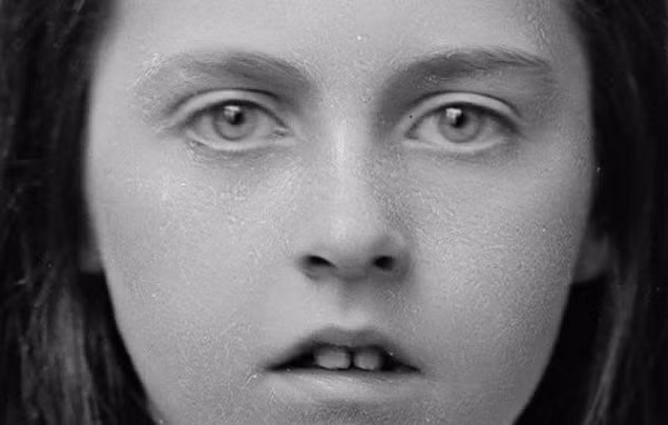 Mọi người bắt đầu tìm kiếm cách để trông đẹp hơn trong ảnh ngay sau khi phát minh ra nhiếp ảnh. Người thời Victoria ở Anh đã giải quyết vấn đề này bằng... bút chì để chỉnh sửa thủ công các tấm kính được sử dụng để tạo ra các bức ảnh. Chỉnh sửa ảnh rất phổ biến trong thời đại Victoria đến nỗi hầu hết mọi bức ảnh đều được chỉnh sửa thủ công như vậy.