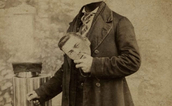 Nhiếp ảnh gia người Thụy Điển Oscar Rejlander đã sử dụng kỹ thuật phương pháp cắt và dán hai bức ảnh lại với nhau để tạo ra thể loại chân dung không đầu vào thế kỷ 19. Vào mấy trăm năm trước thì đó là cả tác phẩm nghệ thuật.