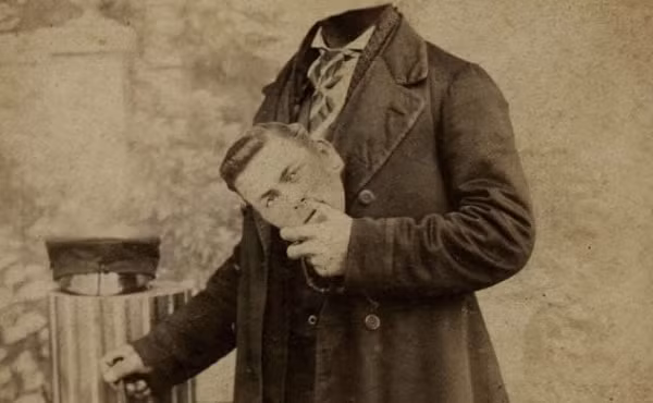 Nhiếp ảnh gia người Thụy Điển Oscar Rejlander đã sử dụng kỹ thuật phương pháp cắt và dán hai bức ảnh lại với nhau để tạo ra thể loại chân dung không đầu vào thế kỷ 19. Vào mấy trăm năm trước thì đó là cả tác phẩm nghệ thuật.