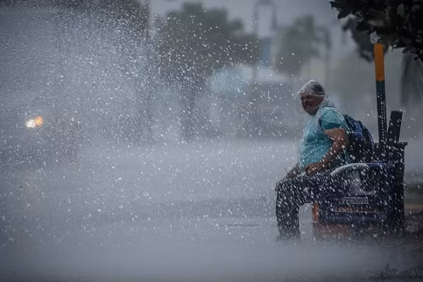 Cũng như các dấu hiệu tương tự của sóng thần, các chuyên gia cảnh báo rằng nếu thấy nước biển rút đi đột ngột, hãy tránh càng xa mặt nước càng tốt.