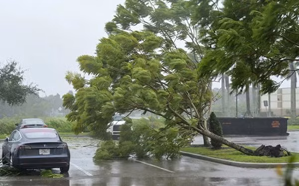 Chiều 28/9 (theo giờ địa phương), bão Ian đã đổ bộ vào bang Florida của nước Mỹ với sức gió mạnh nhất vào khoảng 241 km/h. Bão Ian được xếp vào nhóm cấp 4 trong thang cảnh báo bão 5 cấp của Mỹ.