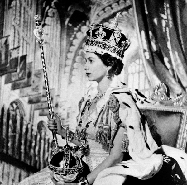 Vì thế bà chỉ đội nó trong lễ đăng quang năm 1953 và sau đó thay bằng Vương miện Đế chế cho cuộc hành trình theo nghi thức rời khỏi Tu viện Westminster và quay lại Điện Buckingham.