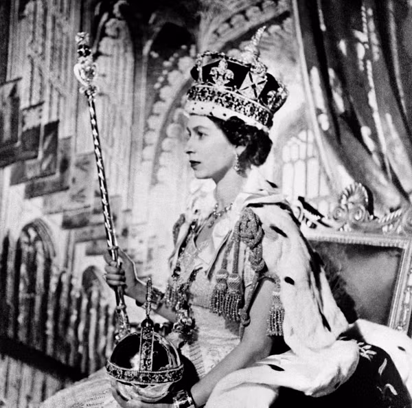 Vì thế bà chỉ đội nó trong lễ đăng quang năm 1953 và sau đó thay bằng Vương miện Đế chế cho cuộc hành trình theo nghi thức rời khỏi Tu viện Westminster và quay lại Điện Buckingham.