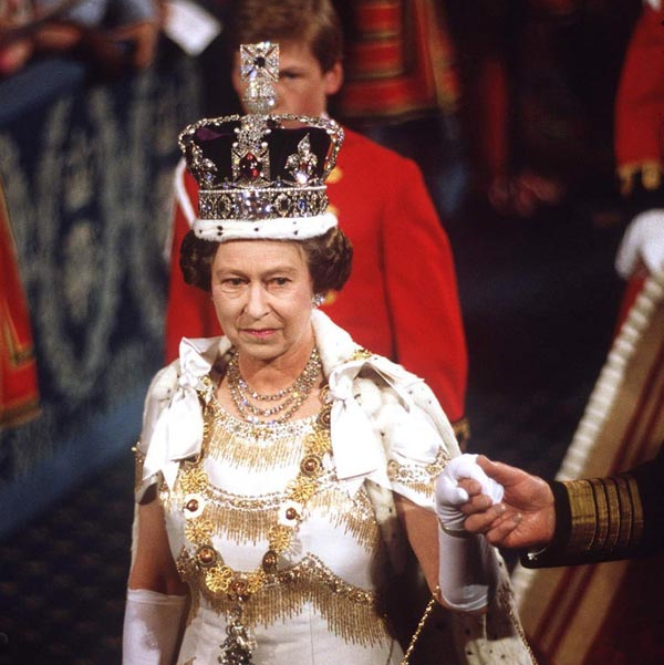 Một số viên đá quý trên Vương miện The Imperial State là món quà đến từ khắp nơi trên thế giới dành cho Hoàng gia Anh. Trong số đó có viên kim cương Cullinan II nặng 317 cara được xẻ ra từ viên kim cương thô lớn nhất trên thế giới (hơn 3.000 cara) phát hiện tại Nam Phi năm 1905.