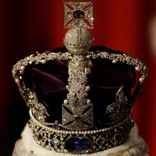 Ngoài dùng trong lễ đăng quang, vương miện này được Nữ hoàng Anh dùng trong dịp phát biểu khai mạc các kỳ họp của Quốc hội Anh. Tuy nhiên những năm gần đây, bà hiếm khi dùng đến bởi lý do trọng lượng của chiếc vương miện.