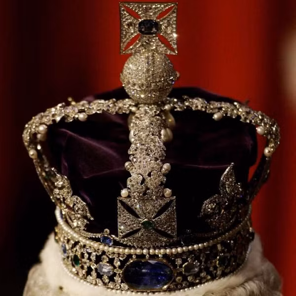 Ngoài dùng trong lễ đăng quang, vương miện này được Nữ hoàng Anh dùng trong dịp phát biểu khai mạc các kỳ họp của Quốc hội Anh. Tuy nhiên những năm gần đây, bà hiếm khi dùng đến bởi lý do trọng lượng của chiếc vương miện.