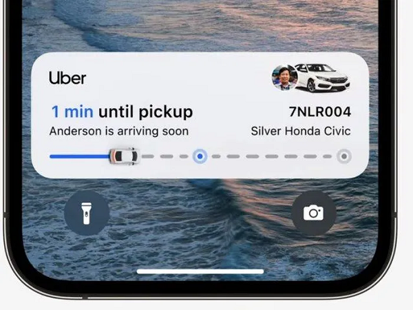 iOS 16 cũng cập nhật tính năng Hoạt động trực tiếp (Live Activites), tính năng này giúp các ứng dụng bên thứ 3 dễ dàng cập nhật thông tin trong thời gian thực từ màn hình khóa iPhone. Ví dụ, người dùng có thể theo dõi trực tiếp lộ trình của tài xế công nghệ trên màn hình không cần truy cập ứng dụng.