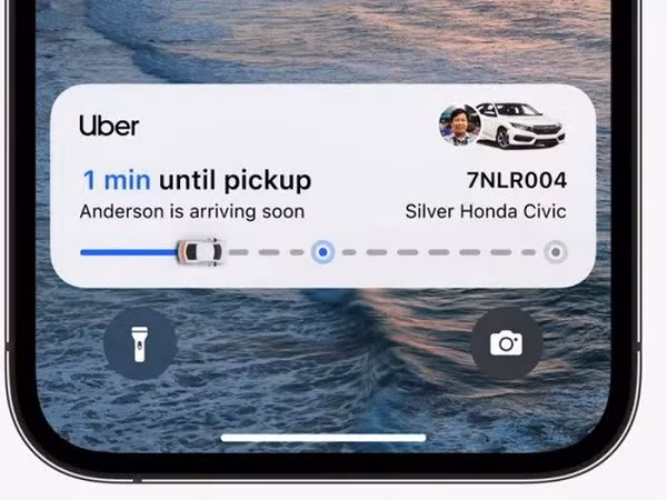 iOS 16 cũng cập nhật tính năng Hoạt động trực tiếp (Live Activites), tính năng này giúp các ứng dụng bên thứ 3 dễ dàng cập nhật thông tin trong thời gian thực từ màn hình khóa iPhone. Ví dụ, người dùng có thể theo dõi trực tiếp lộ trình của tài xế công nghệ trên màn hình không cần truy cập ứng dụng.