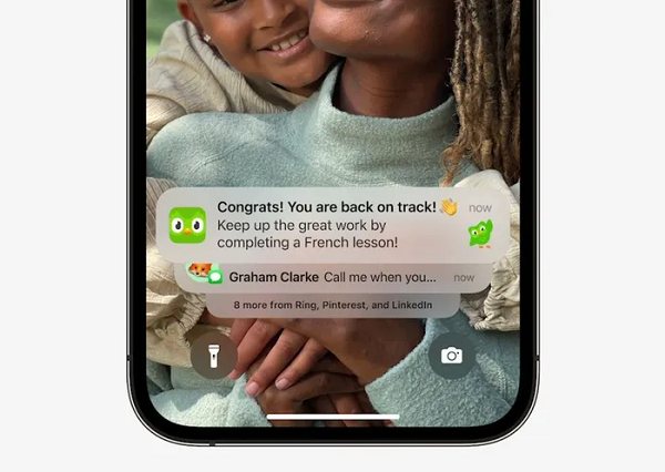 Đầu tiên, trên bản cập nhật iOS 16, Apple đã thiết kế lại hệ thống thông báo của iOS 16. Theo đó, thông báo sẽ hiển thị từ cuối màn hình thay vì ở nửa trên như các phiên bản iOS trước.