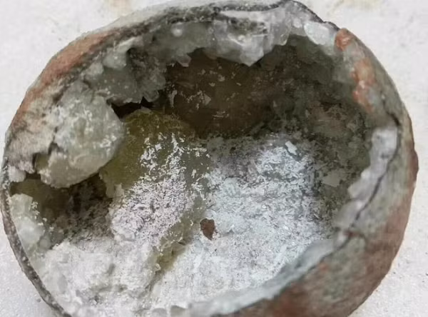 Trước đây, tại Úc người ta từng tìm thấy những mẩu xương khủng long lấp đầy tinh thể đá mắt mèo do hóa thạch được bọc trong đá mắt mèo.