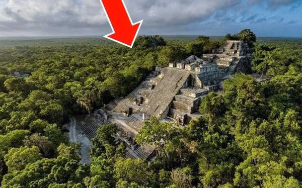 Tuy nhiên, hai thành phố Quirigua (Đông Guatemala ngày nay) và Benque Viejo, vốn là trung tâm văn hóa của người Maya trong thời kỳ đỉnh cao, đột ngột biến mất vào cuối thế kỷ thứ 9 trước Công nguyên.