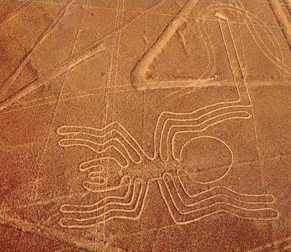 Ngày nay nhân loại vẫn trầm trồ trước những tàn tích của nền văn minh Chan Chan như những hình vẽ khổng lồ, kỳ dị trên cao nguyên Nazca. Người ta đưa ra rất nhiều giả thuyết xung quanh những hình vẽ. Nhiều người tin rằng những hình vẽ kỳ dị ấy là cách thức để người xưa liên lạc với sinh vật ngoài hành tinh.