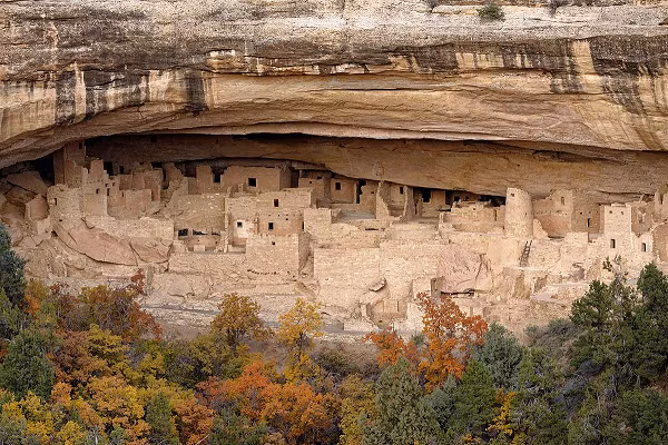 "Anasazi" là tên hiện đại của người dân Pueblo cổ đại. Nền văn minh của họ xuất hiện vào khoảng thế kỷ thứ 12 trước Công nguyên, và vẫn còn được biết đến với những cấu trúc bằng đá và gạch xây dựng dọc theo các vách đá bao gồm Cliff Palace trong Công viên quốc gia Mesa Verde, những tàn tích của Nhà Trắng (White House Ruins) và Pueblo Bonito tại mép phía Bắc của Chaco Canyon.