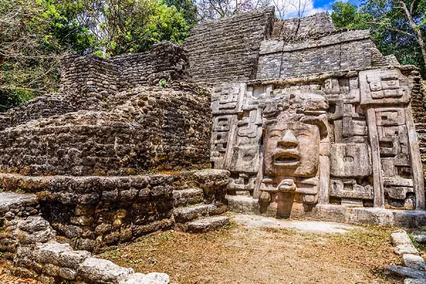 Nền văn minh Olmec, Mexico có thể là nền văn minh đầu tiên tại Tây bán cầu đã phát triển hệ thống chữ viết, và có thể là đã phát minh ra cả la bàn và lịch Trung Mỹ. Có niên đại khoảng 1.500 năm trước Công nguyên, nền văn minh Olmec đã không được phát hiện bởi các sử gia cho đến giữa thế kỷ 19.