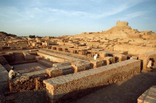 Vào khoảng năm 1500 trước Công nguyên, nền văn minh thung lũng Indus hầu như đã bị lãng quên, có thể là sau cuộc xâm lược của các bộ tộc Ấn-Âu hay sự sụp đổ trong nông nghiệp do biến đổi khí hậu.