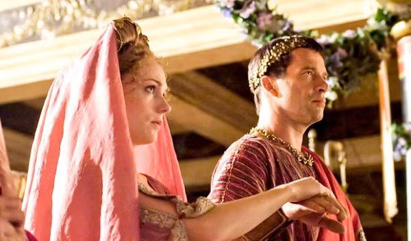 Hầu hết các đám cưới của người La Mã được tổ chức vào tháng 6 để tôn vinh Juno, nữ thần sinh nở và hôn nhân. Theo đó, hôn lễ thời kỳ này có một truyền thống vô cùng đặc biệt là chú rể phải giả vờ cướp cô dâu khỏi vòng tay của mẹ cô ấy để các vị thần hộ mệnh của gia đình tin rằng cô dâu không tự ý rời bỏ họ.