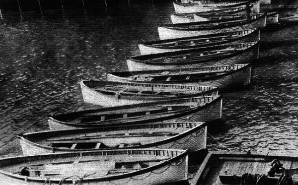 Một đợt diễn tập cứu hộ bằng xuồng cứu sinh đã được huy động vào những ngày đầu tiên khởi hành của con tàu trước khi nó va phải băng trôi, nhưng toàn bộ kế hoạch đã bị hủy bỏ theo lệnh của thuyền trưởng.