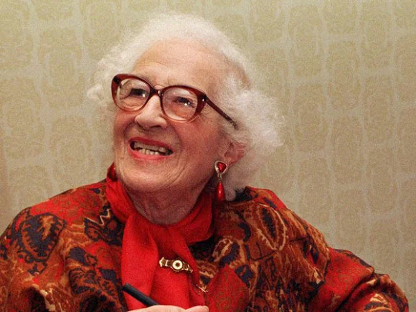 Millvina Dean vào năm 1912 là cô bé sơ sinh chỉ mới 2 tháng tuổi khi con tàu bị chìm. Bà đã được cứu sống khi được quấn trong một chiếc bao tải và hạ xuống một chiếc xuồng cứu sinh. Millvina là người sống sót cuối cùng trên con tàu Titanic và đã qua đời vào năm 2009, ở tuổi 97.