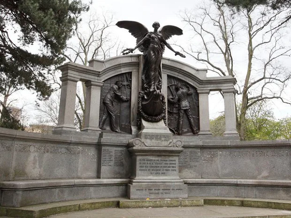 Đèn của tàu Titanic chỉ tắt khi con tàu đã chìm xuống làn nước lạnh lẽo hoàn toàn, do những nỗ lực không mệt mỏi của các kỹ sư trên tàu, những người đã ở lại để giữ điện và máy bơm hoạt động trong khi tàu chìm. Không ai trong số 25 kỹ sư sống sót.