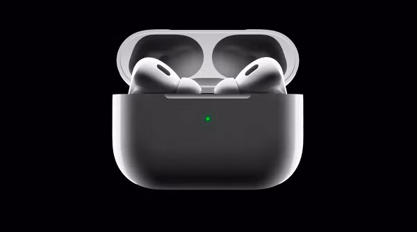 Mẫu phụ kiện được chờ đợi suốt 2 năm là AirPods Pro thế hệ 2 cũng xuất hiện trong sự kiện ra mắt của Apple. Tai nghe hỗ trợ chip H2 hoàn toàn mới, hiệu quả chống ồn gấp đôi so với thế hệ cũ, cũng như chế độ xuyên âm được cải tiến.