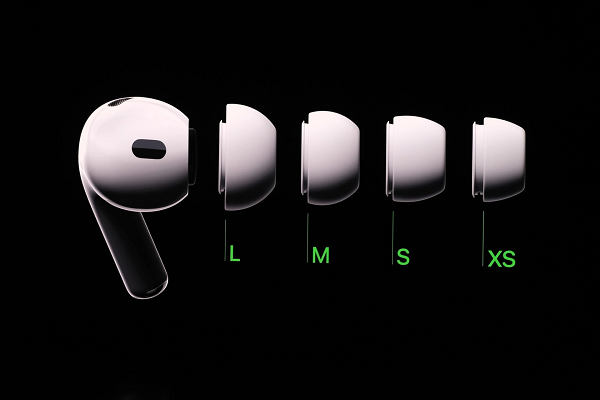 Hộp sạc còn có khả năng chống thấm nước và mồ hôi, lỗ gắn dây đeo để mang đi khắp nơi. AirPods Pro thế hệ 2 có thể được đặt trước từ ngày 9/9 với giá 249 USD.