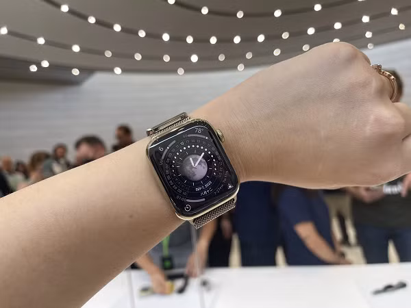 Với Apple Watch Series 8 mỗi 5 giây đồng hồ sẽ tự động đọc nhiệt độ cổ tay hằng đêm và cảm nhận sự thay đổi. Bên cạnh đó, cảm biến mới kết hợp với cảm biến nhịp tim và điện tâm đồ cung cấp cho người dùng một thiết bị hỗ trợ sức khỏe toàn diện.