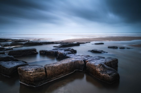 Vùng đất có vẻ ngoài hình bầu dục cách vài dặm ngoài khơi xứ Wales, với phía Nam có diện tích 7 dặm vuông và phía Bắc có diện tích gấp đôi, mặc dù Giáo sư Haslett và Willis đã cảnh báo rằng khó có thể ước tính chính xác dựa trên tài liệu nguồn.