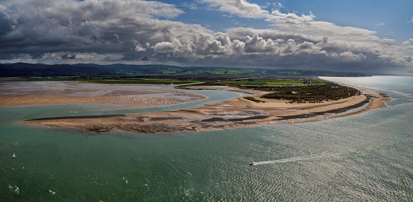 Những câu chuyện về Cantre'r Gwaelod đã thay đổi trong nhiều năm, một số người nói rằng một thiếu nữ đã lơ là trong việc ngăn giếng nước tràn qua vùng đất, trong khi những câu chuyện sau đó đổ lỗi cho một người gác cổng say rượu không giám sát các con đê.