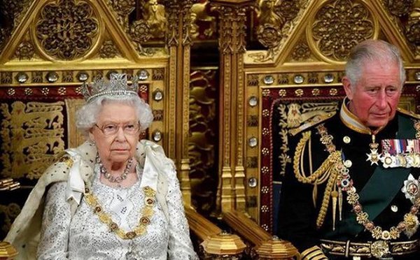 Du khách Mỹ ngay lập tức chuyển sự chú ý của mình sang người vệ sĩ và hỏi rằng Nữ hoàng là người sống như thế nào. “Tôi đã ở bên bà ấy một thời gian dài. Bà ấy có thể rất khó tính, nhưng lại có khiếu hài hước đáng yêu”, người vệ sĩ hùa theo câu chuyện của Nữ hoàng.