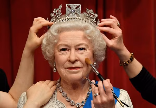 Quá vui mừng, vị khách nước ngoài nhân tiện hỏi Nữ hoàng xem liệu bà có thể chụp ảnh cho anh ta với vệ sĩ Griffin không. “Trước khi tôi kịp nhìn thấy chuyện gì đang xảy ra, anh ấy đã lấy chiếc máy ảnh đưa cho Nữ hoàng và nói rằng: “Bà có thể chụp ảnh chúng tôi được không?”, ông kể lại.