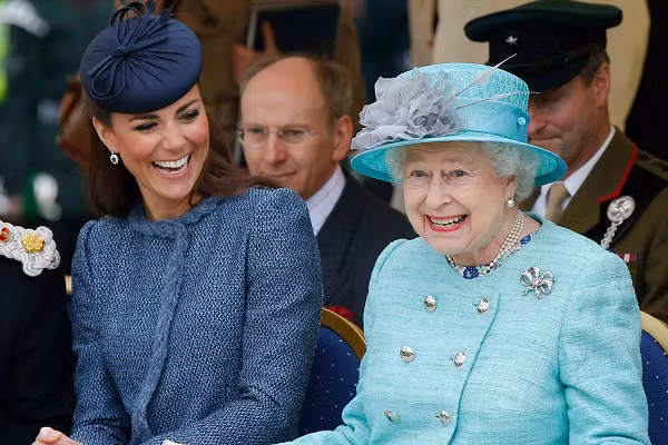 Rất tự nhiên, Nữ hoàng Elizabeth đã chụp một bức ảnh chung cho hai người trước khi Griffin cầm máy ảnh và chụp Nữ hoàng đứng cạnh hai vị khách du lịch không quen biết. “Tôi muốn anh bạn đó cho bạn bè ở Mỹ xem những tấm ảnh và hy vọng ai đó sẽ nói cho anh ấy biết tôi là ai”, Nữ hoàng nói với Griffin.