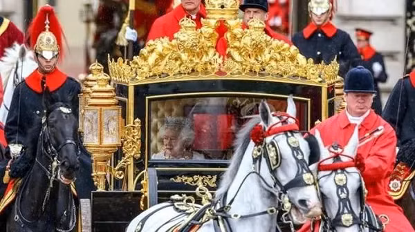  Cố Nữ hoàng Elizabeth II là vị quân chủ đặc biệt, vì bà đã phá vỡ khá nhiều kỷ lục trước đây được thiết lập bởi các vị quân chủ trên thế giới, trong đó có những kỷ lục đã tồn tại hơn 3 thế kỷ, và đến thời của bà mới xô ngã.