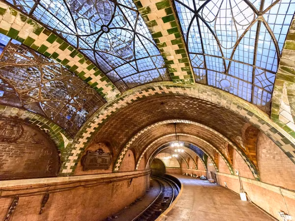 Ga tàu nằm gần Toà thị chính ở New York đi vào hoạt động từ năm 1904. Đến năm 1945, người ta quyết định dừng hoạt động tại ga tàu này lý do là vì những toa tàu mới đưa vào sử dụng khó có thể cua gấp trong đường hầm.