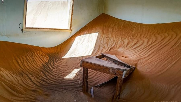 Do tài nguyên bị khai thác quá mức nên môi trường cũng bị tàn phá nghiêm trọng, dần dần sa mạc và cát đã xâm chiếm ngôi làng khiến cho họ phải rời đi. Dân cư chuyển đi hết nên các ngôi nhà trở nên trống rỗng, các cồn cát dưới sự tác động của gió cứ liên tục bị thổi vào và vùi lấp chúng, khiến chúng biến mất vào ban đêm.