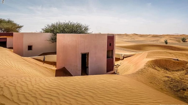 Giả thuyết thứ hai là ngôi làng biến mất vào ban đêm là do hiện tượng ảo ảnh gây ra. Họ cho rằng vì Dubai có 1 nửa là sa mạc, 1 nửa là đại dương đã tạo thành cảnh tượng như vậy. Tuy nhiên cũng có ý kiến cho rằng khả năng xuất hiện ảo ảnh thường xuyên như vậy là rất nhỏ. Do đó, giả thuyết này cũng rất khó được công nhận.