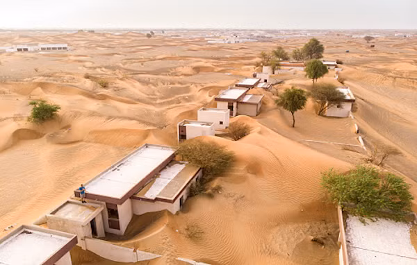 Ban ngày, ngôi làng này hoàn toàn không khác gì những ngôi làng khác. Từ những dấu vết còn xót lại, có thể thấy người dân trong làng là người bản địa, họ sống tự cung tự cấp và có những nét văn hóa đặc sắc của riêng mình.