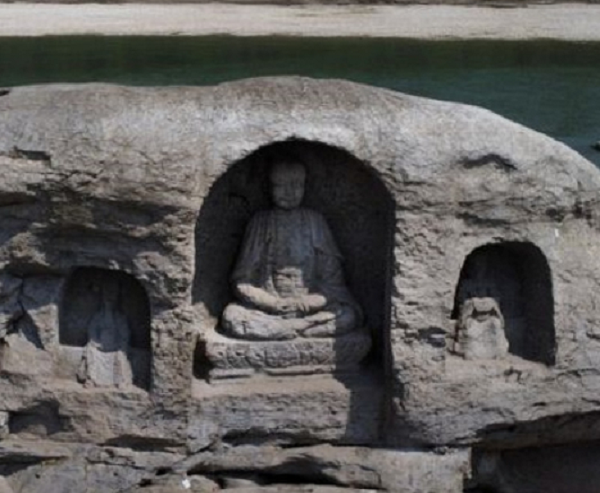 Mực nước xuống thấp đã làm lộ ra một bức tượng Phật trên đỉnh rạn san hô ở đảo Phật Gia Lương ở Dương Tử. Hòn đảo này nằm ở vùng Tây Nam của Trùng Khánh. Lượng mưa ở đây đã giảm 60% so với cùng kỳ các năm trước.